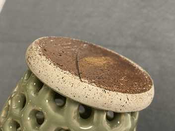 Un pot &agrave; pinceaux ajour&eacute; en porcelaine de Chine c&eacute;ladon de Longquan monochrome, Ming